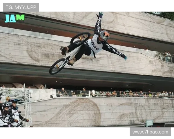 武汉极限运动队在滑板精英赛中以64分领先积分榜，展现出强劲实力